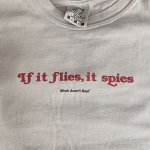 Birds Aren't Real If it flies, it spies graphic t-shirt size M